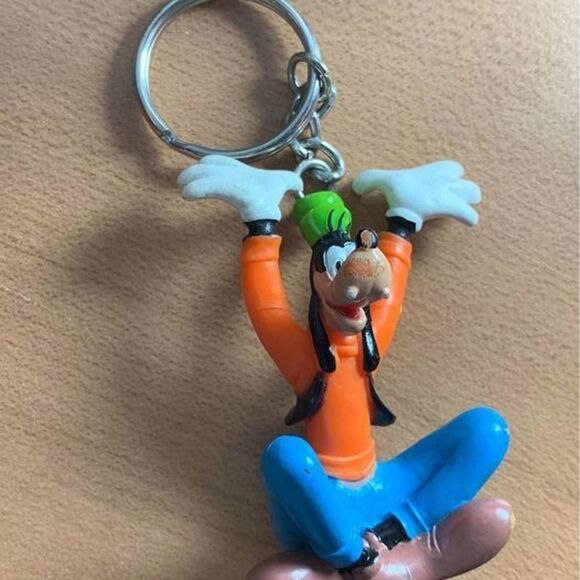 Assortment of 6 Goofy Figurines w/ keychain! - Picture 6 of 9